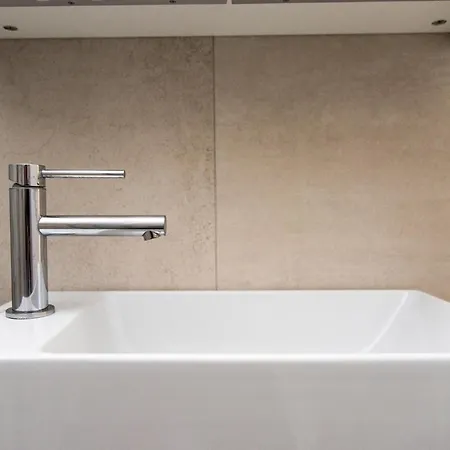 Modern 1 Bedroom Flat Metro Stop