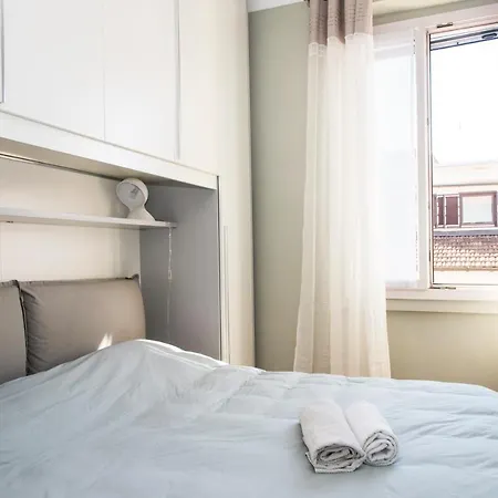Modern 1 Bedroom Flat Metro Stop