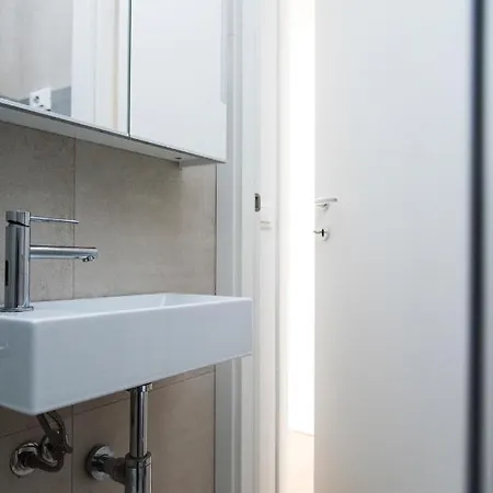 Modern 1 Bedroom Flat Metro Stop