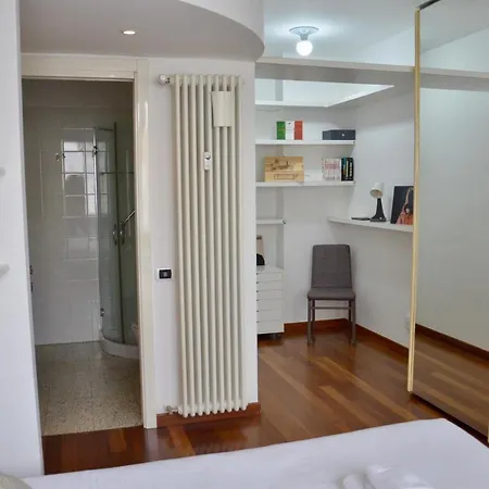 New Renovated With Balcony Porta Romana 아파트