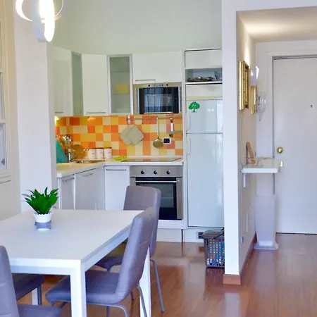 아파트 New Renovated With Balcony Porta Romana 밀라노