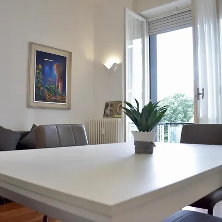 New Renovated With Balcony Porta Romana 밀라노