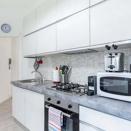 Apartament Piazza De Angeli M1 Comfortable Flat With Balcony
