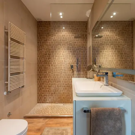 Easytopstay - Tricolore Modern And Cozy Apartment