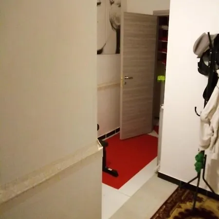 Room In Lodge - Basement In Shared Apartment *