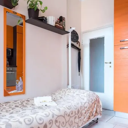 Bright & Cozy With Balcony Guest house