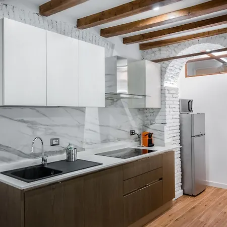 Elegant In Center Apartament