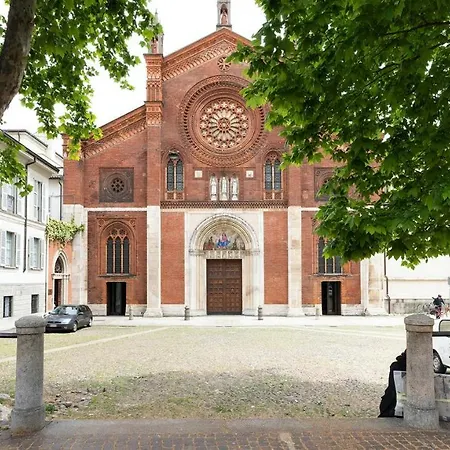 Plum Guide - The Cock'S Crow