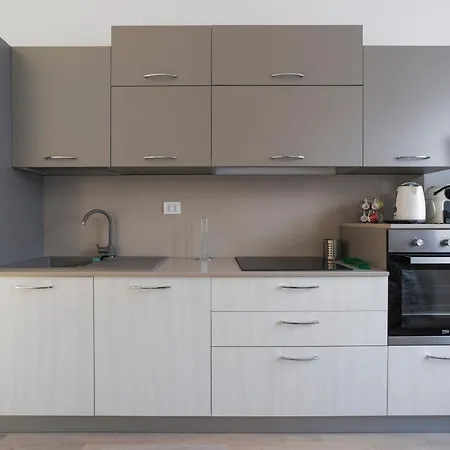 Guesthost - Cosy With Balcony! アパート