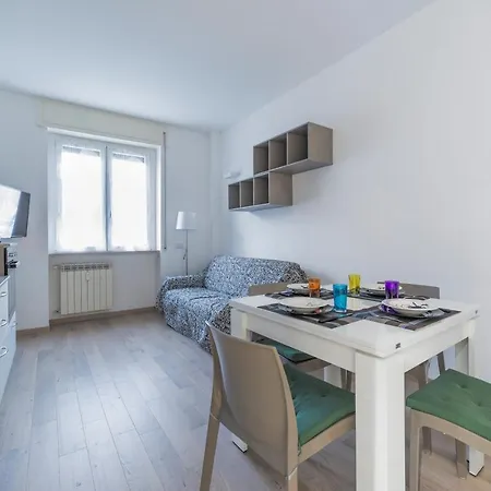 Guesthost - Cosy With Balcony!