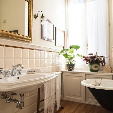 Sophisticated Near Duomo Apartment Milan