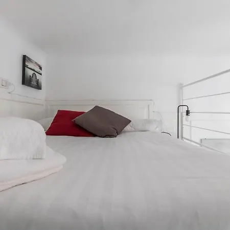 Apartment Joivy Lovely For 2 With Balcony Near Duomo Milan