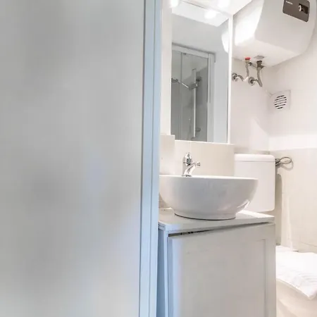 Apartment Joivy Lovely For 2 With Balcony Near Duomo