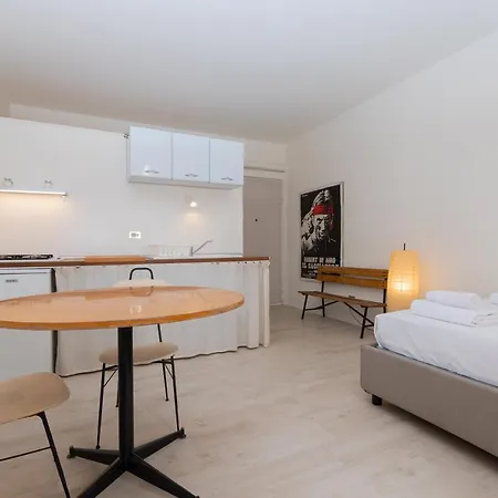 Bench Apartment *