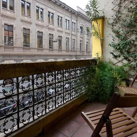 Artist Nadia's In Porta Vercellina Apartment