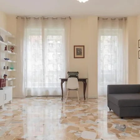 Διαμέρισμα Joivy Modern 2bed Flat With Balcony, 250m From M5 Foppa And M2 Sant'agostino