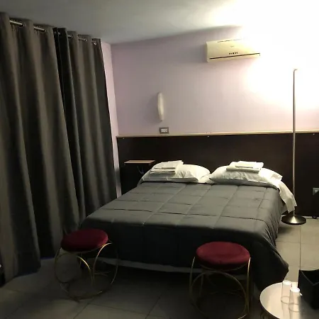 בית הארחה Villa Camilla Milano Metro 4 מילאנו