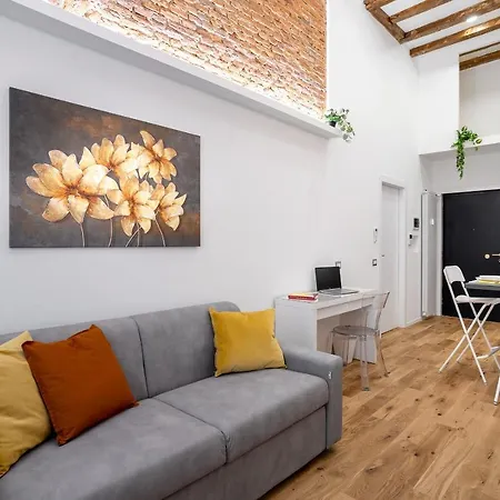 Rent Apartment - Duomo Brera - Elegant Suite In Design District Milánó