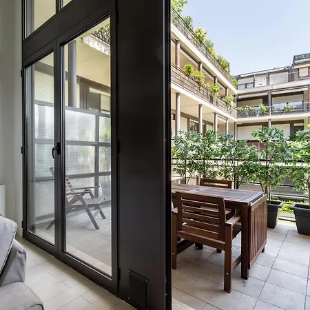 Guesthost - Elegant Loft With Balcony! * Μιλάνο