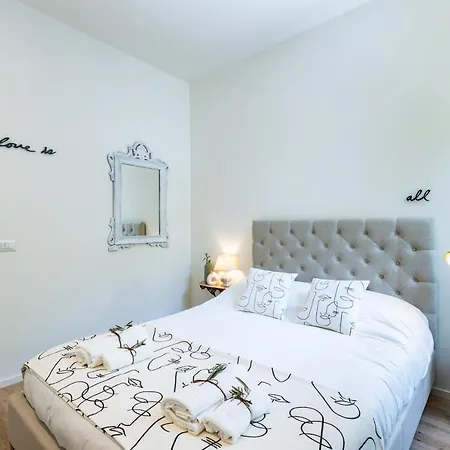 Holiday home *villa Olivo*with Private Terrace & Jacuzzi + 3bedrooms Milan