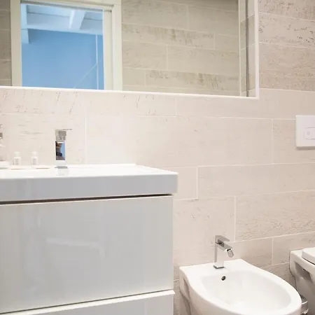 Youhosty - Custodi 12 Милан