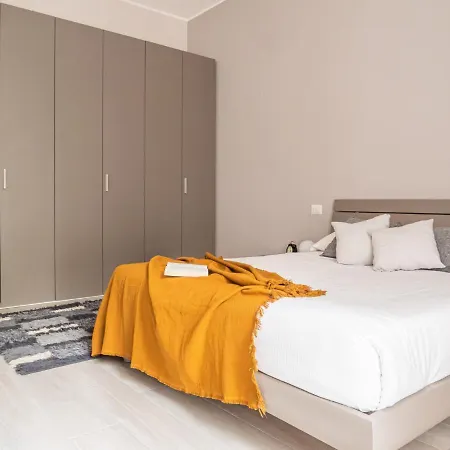 The Rent - With Balcony In Downtown *