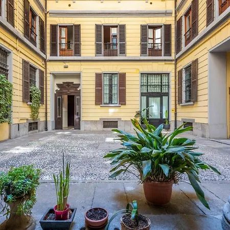 Apartment Gemma Preziosa Tra Il Castello Sforzesco Ed Il Duomo Di By Easylife