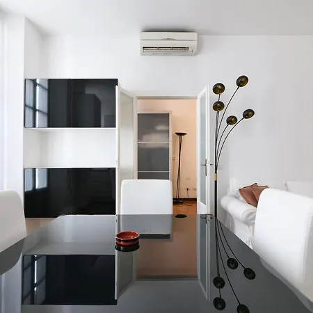 Charming San Babila Apt. * ミラノ