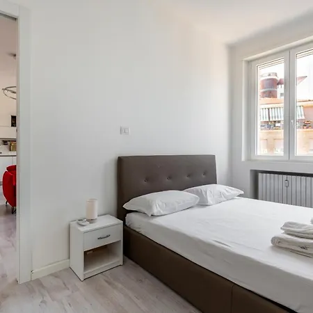 Guesthost - Garibaldi & Gae Aulenti Modern With Private Parking! Milan