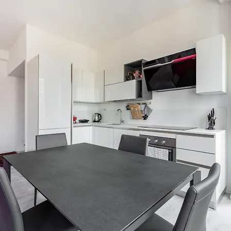 Guesthost - Garibaldi & Gae Aulenti Modern With Private Parking! * Milan