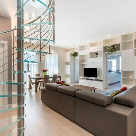 Easylife - Wonderful Penthouse With Terrace A Few Steps From The Duomo