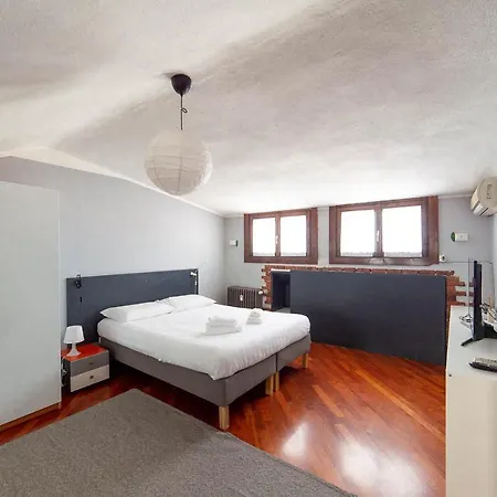 达塞纳假日及商务会所公寓 *