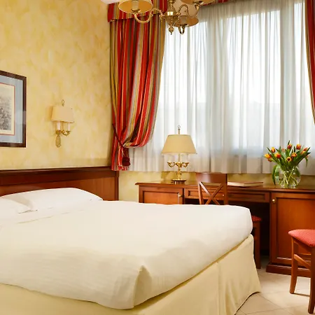 Hotel Unaway And Linea Uno 4*