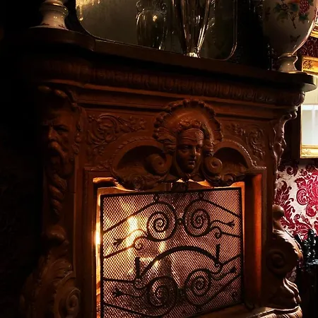 Luxury In Art Nouveau Building Next To Metro Station Bed & Breakfast *