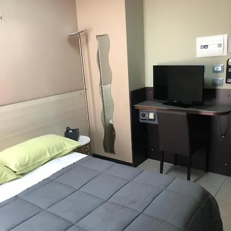 בית הארחה Villa Camilla Milano Metro 4 מילאנו