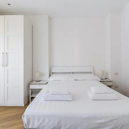 Guesthost - In The Heart Of Milano! *