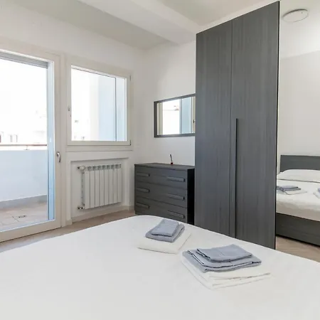 Apartment 12° Piano Torre Diamante - 67 *