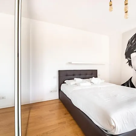 Bright Open Space Nearby Naviglio Pavese Apartament
