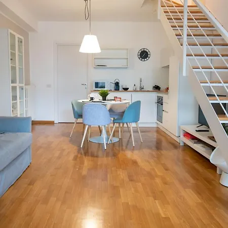 Trilocale Zona Farini/isola 아파트