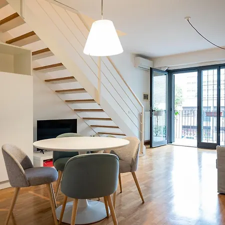 Trilocale Zona Farini/isola 아파트