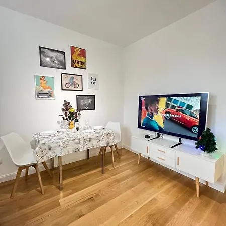 The Small White House In Apartman