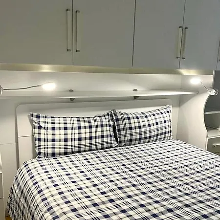 The Small White House In Apartman