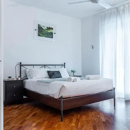 Апартаменты Joivy Lovely And Inviting Flat With Balcony *