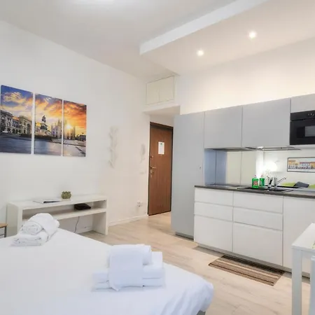 I Host - Cossa 19 * Милан