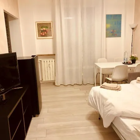 Lovely 2 With Small Garden Milan