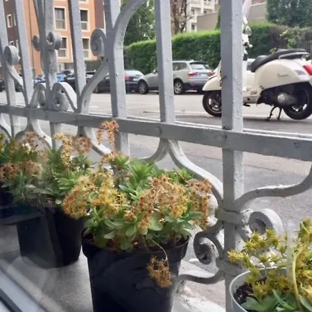 The Small White House In Apartman