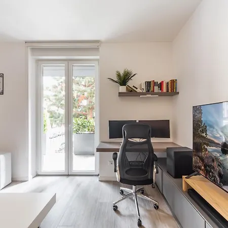 Guesthost - Comfy With Private Parking & Balcony アパート *