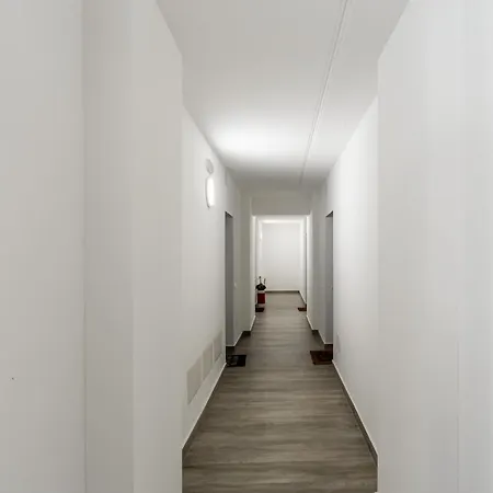 Guesthost - Comfy With Private Parking & Balcony *