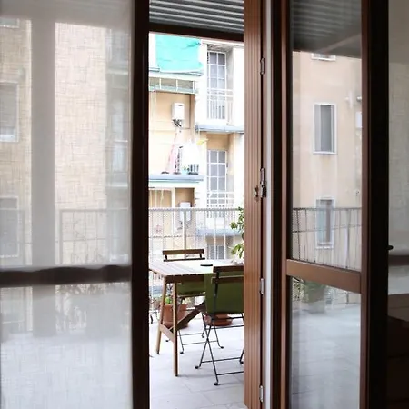 Terrace Close To Metro Station דירה