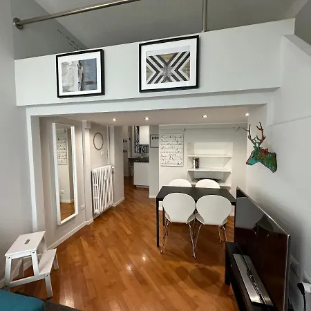 Lovely Flat In Early 20th Century Building 아파트 *